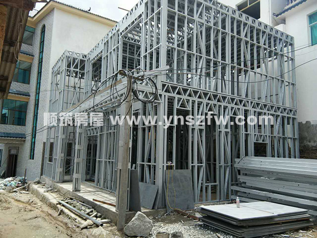 云南省临沧市私人轻钢别墅三层带露台建房案例直播贴